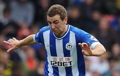 Cầu thủ Wigan vừa chờ vợ đẻ vừa xem Arsenal